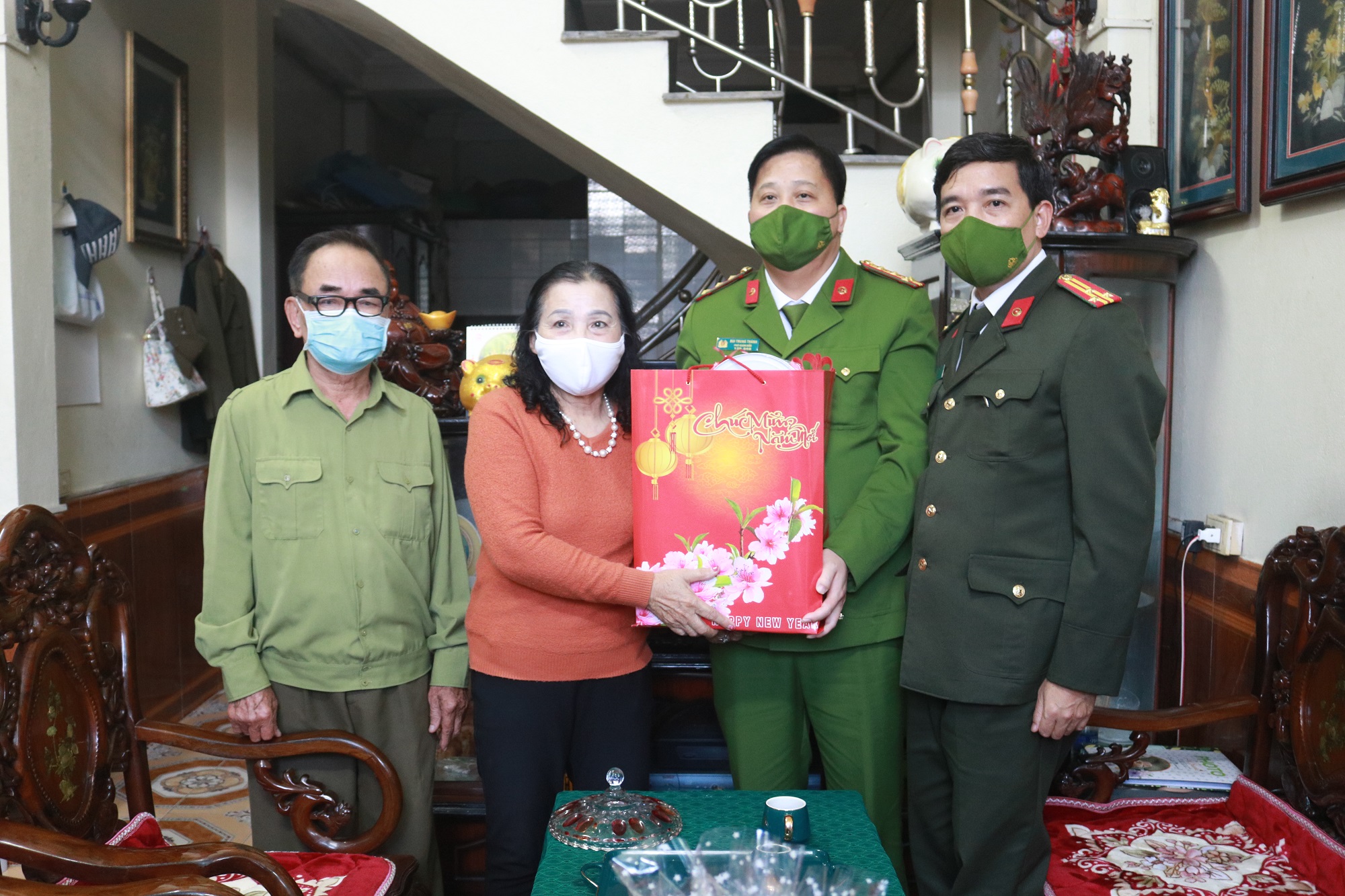 Đại tá Bùi Trung Thành – Phó Giám đốc CATP thăm, tặng quà các gia đình có công với cách mạng và Công an một số đơn vị, địa phương